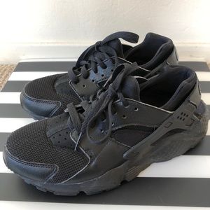 Nike black huaraches